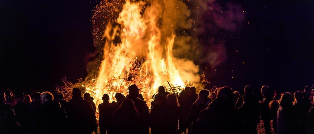 Holzhaufen lodern - zu Ostern haben die Feuer Tradition. (Archivbild)