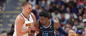Nikola Jokic (links) hat eine herausragende NBA-Hauptrunde hinter sich.