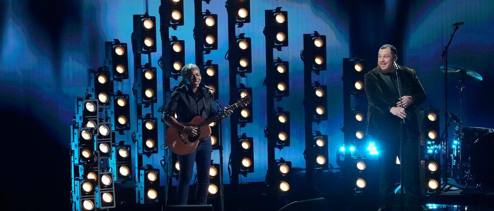 Tracy Chapman und Luke Combs singen „Fast Car“ während der Verleihung der Grammy Awards 2024. (Archivbild)