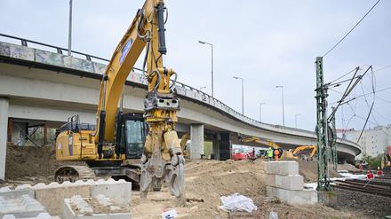 Die sogenannten Knabberer sind beim Abriss der Brücke im Einsatz.