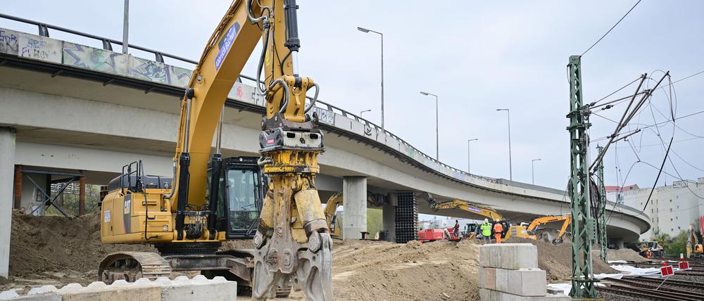 Die sogenannten Knabberer sind beim Abriss der Brücke im Einsatz.