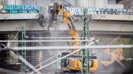 Der Abriss der maroden A100-Brücke hat begonnen. 