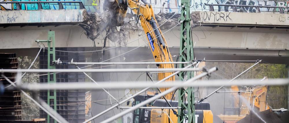 Der Abriss der maroden A100-Brücke hat begonnen.