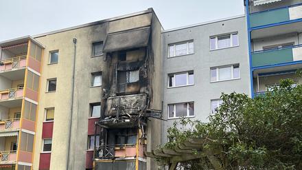 Bei einem Brand in der Nacht zum 12. April sind in Potsdam die Balkone eines Mehrfamilienhauses im Wohngebiet Am Stern zerstört worden. 