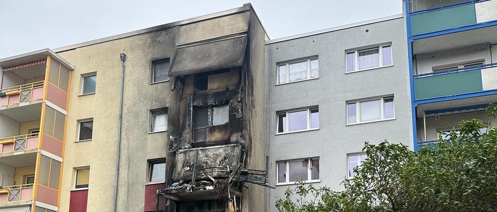 Bei einem Brand in der Nacht zum 12. April sind in Potsdam die Balkone eines Mehrfamilienhauses im Wohngebiet Am Stern zerstört worden. 