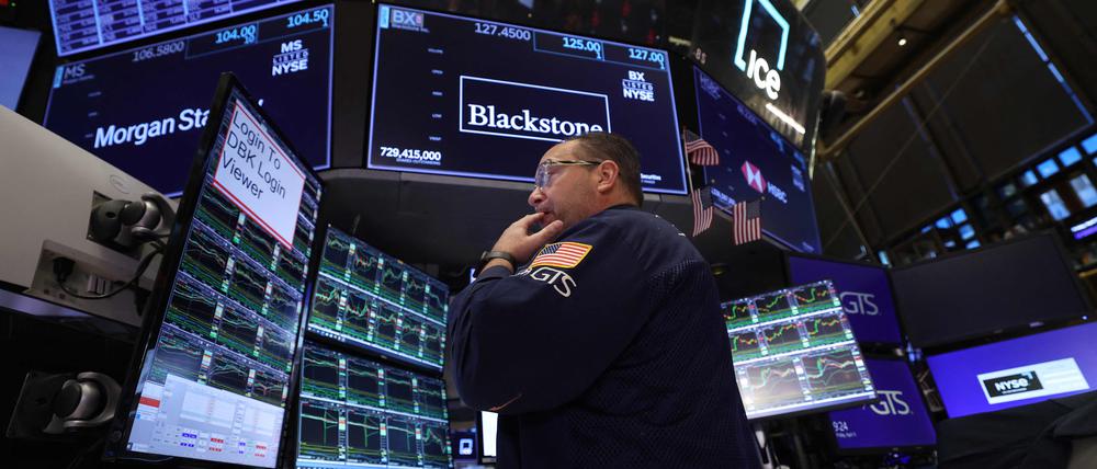 Ein Händler arbeitet auf dem Parkett der New Yorker Börse (NYSE).