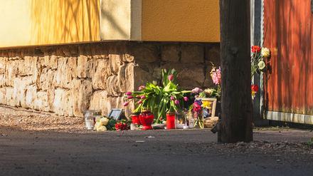 Vor dem Tathaus in Klettbach (Weimarer Land) drückten Menschen ihr Mitgefühl aus, indem sie Blumen und Kerzen aufstellten. 