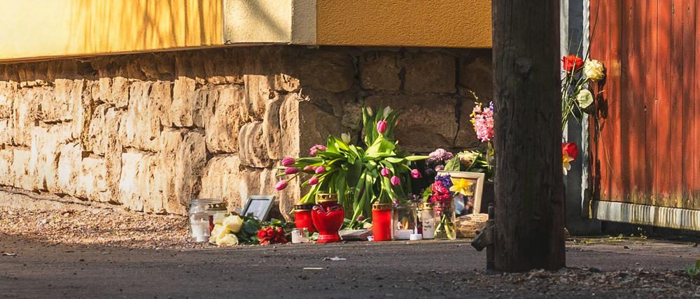 Vor dem Tathaus in Klettbach (Weimarer Land) drückten Menschen ihr Mitgefühl aus, indem sie Blumen und Kerzen aufstellten.