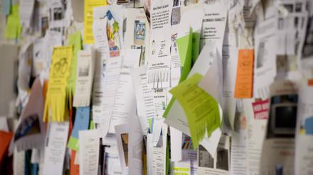 Wohnungsgesuche am schwarzen Brett einer Universität. Es fehlt an bezahlbaren WGs und Wohnheimen für Studierende.