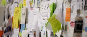Wohnungsgesuche am schwarzen Brett einer Universität. Es fehlt an bezahlbaren WGs und Wohnheimen für Studierende.