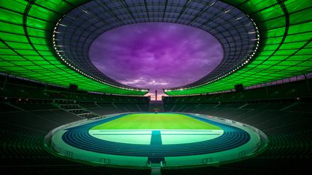 HANDOUT - Geheimnisvolles Rund: Zur Lichterlebnis-Tour wird das Berliner Olympiastadion in besondere Farben gehüllt. (zu dpa: «Tiefe Einblicke, tolle Ausblicke: 7 besondere Stadion-Touren») Foto: Reiher & Seidel/Olympiastadion Berlin/dpa-tmn - ACHTUNG: Nur zur redaktionellen Verwendung im Zusammenhang mit dem genannten Text und nur bei vollständiger Nennung des vorstehenden Credits - Honorarfrei nur für Bezieher des dpa-Themendienstes +++ dpa-Themendienst +++
