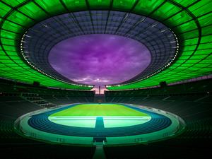 HANDOUT - Geheimnisvolles Rund: Zur Lichterlebnis-Tour wird das Berliner Olympiastadion in besondere Farben gehüllt. (zu dpa: «Tiefe Einblicke, tolle Ausblicke: 7 besondere Stadion-Touren») Foto: Reiher & Seidel/Olympiastadion Berlin/dpa-tmn - ACHTUNG: Nur zur redaktionellen Verwendung im Zusammenhang mit dem genannten Text und nur bei vollständiger Nennung des vorstehenden Credits - Honorarfrei nur für Bezieher des dpa-Themendienstes +++ dpa-Themendienst +++