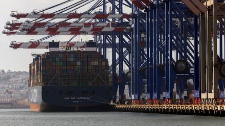 Containerschiff liegt im Hafen von Los Angeles. Wohin führt der von US-Präsident Trump losgetretene Zollkonflikt?