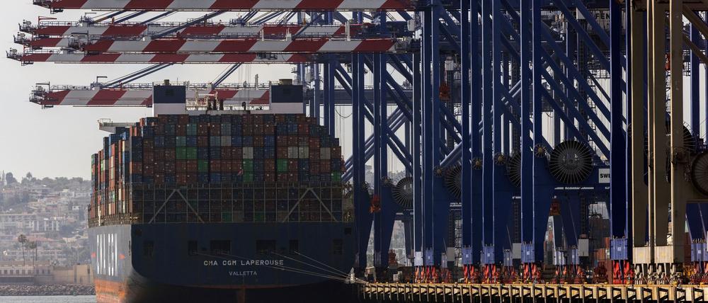 Containerschiff liegt im Hafen von Los Angeles. Wohin führt der von US-Präsident Trump losgetretene Zollkonflikt?