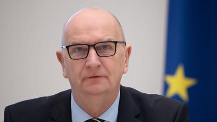Brandenburgs Ministerpräsident Dietmar Woidke (SPD) hält die geplante zusätzliche Unterrichtsstunde für Lehrer für richtig. (Archivbild)
