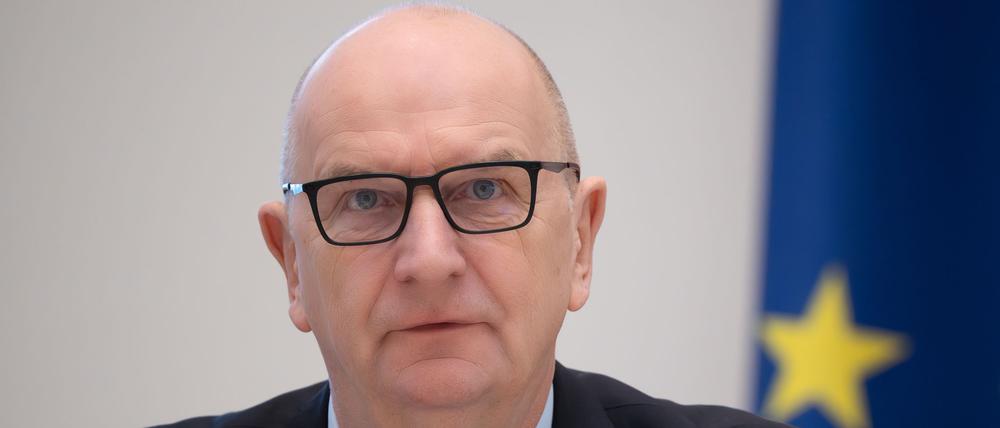 Brandenburgs Ministerpräsident Dietmar Woidke (SPD) hält die geplante zusätzliche Unterrichtsstunde für Lehrer für richtig. (Archivbild)