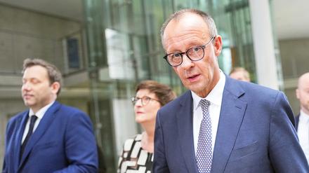 Lars Klingbeil (l-r), SPD-Fraktions- und Bundesvorsitzender, Saskia Esken, SPD-Bundesvorsitzende, und Friedrich Merz, Unions-Kanzlerkandidat und CDU-Bundesvorsitzender, verlassen nach einer Pressekonferenz das Paul-Löbe-Haus.