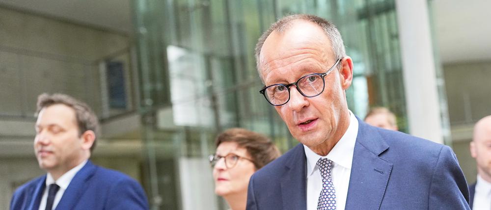 Lars Klingbeil (l-r), SPD-Fraktions- und Bundesvorsitzender, Saskia Esken, SPD-Bundesvorsitzende, und Friedrich Merz, Unions-Kanzlerkandidat und CDU-Bundesvorsitzender, verlassen nach einer Pressekonferenz das Paul-Löbe-Haus.