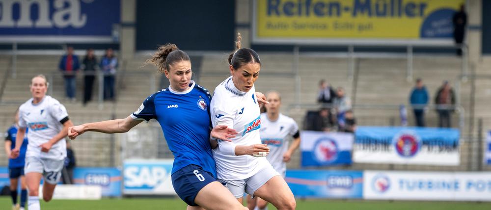 Mia Schmid (links) steht mit Turbine Potsdam vor dem Absturz in die Zweite Liga.
