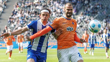 Fabian Reese (links) verhinderte mit Hertha die Heimniederlage, auch weil Darmstadts Aleksandar Vukotic ein Eigentor unterlief.