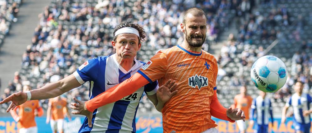Fabian Reese (links) verhinderte mit Hertha die Heimniederlage, auch weil Darmstadts Aleksandar Vukotic ein Eigentor unterlief.