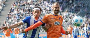 Fabian Reese (links) verhinderte mit Hertha die Heimniederlage, auch weil Darmstadts Aleksandar Vukotic ein Eigentor unterlief.