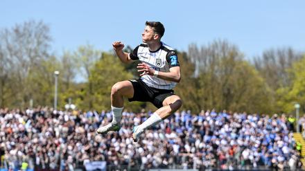 Ulms Semir Telalovic jubelt nach seinem Tor zum 1:0.