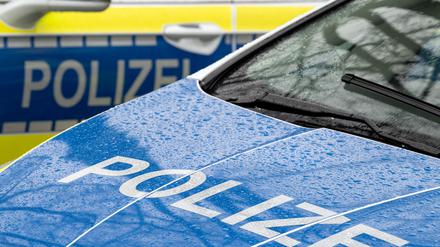 Der Schriftzug ·Polizei· steht auf der Kühlerhaube eines Autos (Symbolbild).