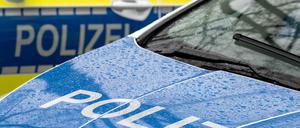 Der Schriftzug ·Polizei· steht auf der Kühlerhaube eines Autos (Symbolbild).