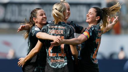 Jubel um Pernille Harder (Mitte) bei den Bayern-Frauen