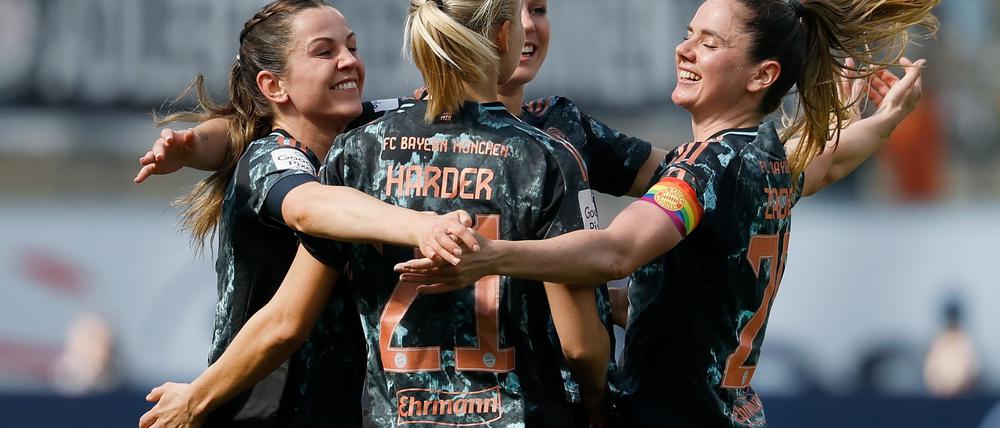 Jubel um Pernille Harder (Mitte) bei den Bayern-Frauen
