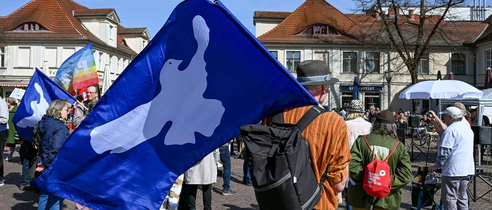 In Potsdam wurde bei einem Ostermarsch für Frieden demonstriert.
