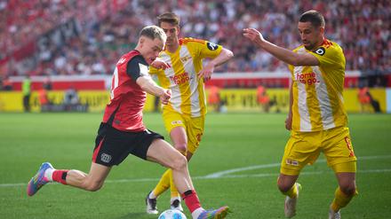 Florian Wirtz (links) kehrte nach wochenlanger Verletzungspause zurück, hatte es gegen Unions Rani Khedira (rechts) und Janik Haberer aber schwer.