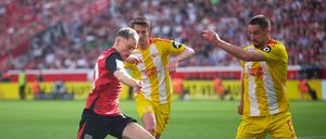 Florian Wirtz (links) kehrte nach wochenlanger Verletzungspause zurück, hatte es gegen Unions Rani Khedira (rechts) und Janik Haberer aber schwer.