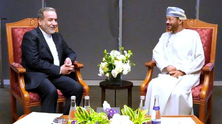 Der iranische Außenminister Abbas Araghtschi (links) ist zu Atomverhandlungen mit den USA in die Hauptstadt des Oman gereist.