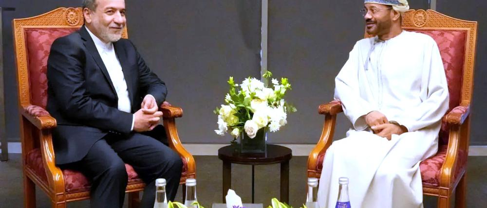 Der iranische Außenminister Abbas Araghtschi (links) ist zu Atomverhandlungen mit den USA in die Hauptstadt des Oman gereist.