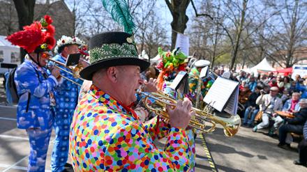 Das Tulpenfest in Potsdam hat zahlreiche Besucherinnen und Besucher ins Holländische Viertel gelockt. 