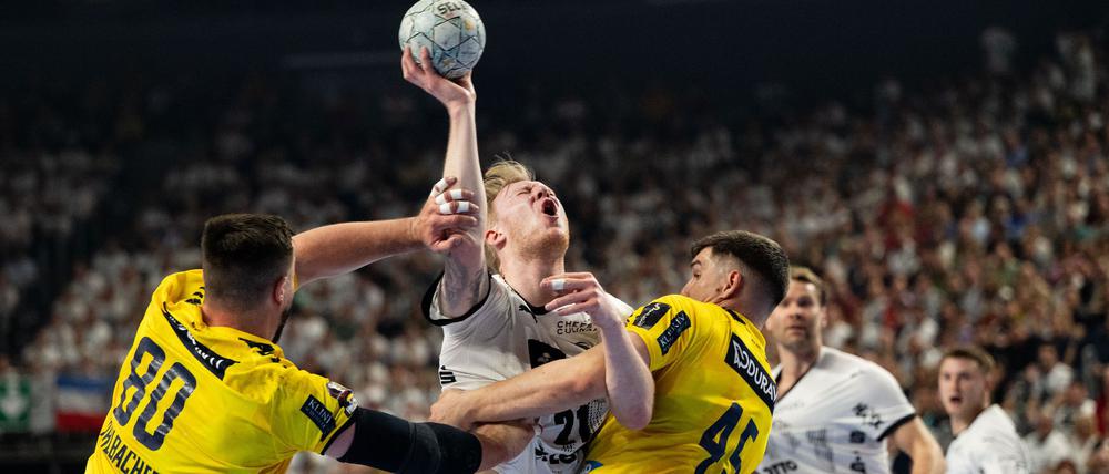 Der THW Kiel und die Rhein-Neckar Löwen lieferten sich im Pokal-Halbfinale einen harten Kampf.