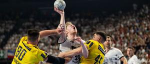 Der THW Kiel und die Rhein-Neckar Löwen lieferten sich im Pokal-Halbfinale einen harten Kampf. 