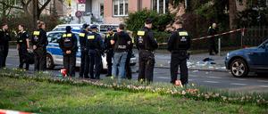 Auf der Schloßstraße in Charlottenburg stoppte die Polizei den Messerangreifer aus der U-Bahn – und schoss ihn nieder.