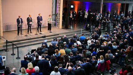 Markus Söder (l-r), Ministerpräsident von Bayern und CSU-Vorsitzender, Friedrich Merz, Unions-Kanzlerkandidat und CDU-Bundesvorsitzender, Lars Klingbeil, SPD-Fraktions- und Bundesvorsitzender, und Saskia Esken, SPD-Bundesvorsitzende, geben eine Pressekonferenz der Parteivorsitzenden von Union und SPD zur Vorstellung des Koalitionsvertrages im Paul-Löbe-Haus.