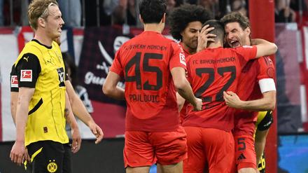 Die Bayern bejubeln einen Treffer gegen Dortmund.
