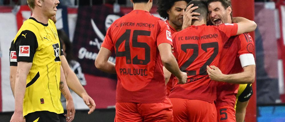 Die Bayern bejubeln einen Treffer gegen Dortmund.