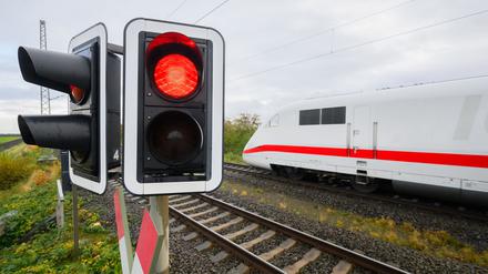 Über Ostern werden sowohl die Schnellbahnstrecke Stuttgart-Mannheim als auch die Rheintalbahn zwischen Karlsruhe und Basel wegen Sanierungsarbeiten gesperrt. (Archivbild)
