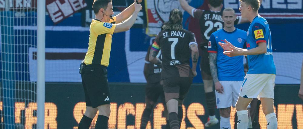 2:1 für St. Pauli nach Torlinientechnik: Schiedsrichter Benjamin Brand (l) zeigt auf seine Uhr