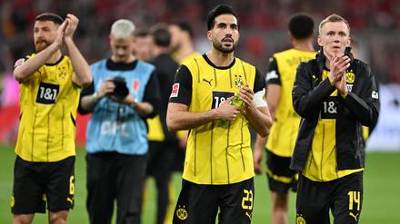 Gute Reaktion in München: Die Dortmunder Spieler um Kapitän Emre Can (M) und Torschütze Maximilian Beier (r) applaudieren ihren mitgereisten Fans nach dem Schlusspfiff.