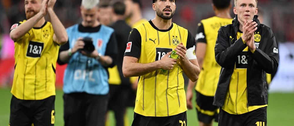 Gute Reaktion in München: Die Dortmunder Spieler um Kapitän Emre Can (M) und Torschütze Maximilian Beier (r) applaudieren ihren mitgereisten Fans nach dem Schlusspfiff.