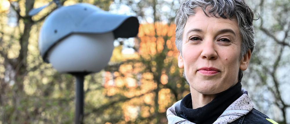 Die Künstlerin Alona Rodeh hat die „Nightcaps“ an neun Straßenlaternen im Brunnenviertel installiert.