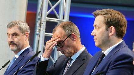 Friedrich Merz, Unions-Kanzlerkandidat und CDU-Bundesvorsitzender, widersprich Lars Klingbeil, SPD-Fraktions- und Co-Bundesvorsitzender (rechts).