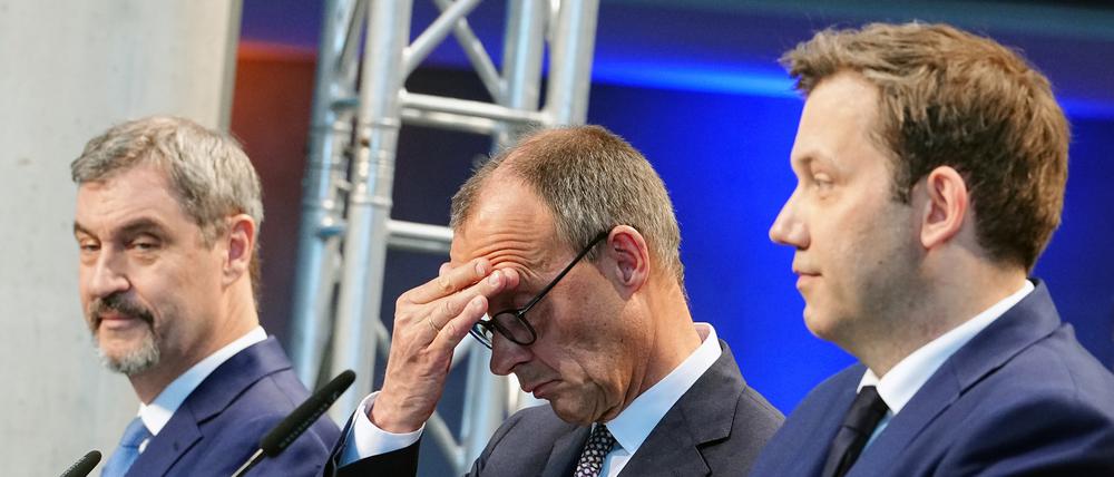 Friedrich Merz, Unions-Kanzlerkandidat und CDU-Bundesvorsitzender, widersprich Lars Klingbeil, SPD-Fraktions- und Co-Bundesvorsitzender (rechts).
